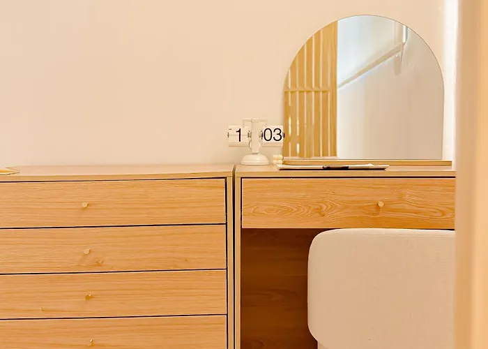 Yeoksam, Gangnam Plastic Surgery, Coex, Garosu-gil, Gangnam Wedding, Hongdae 30 Minutes, Airport Bus Apartment *